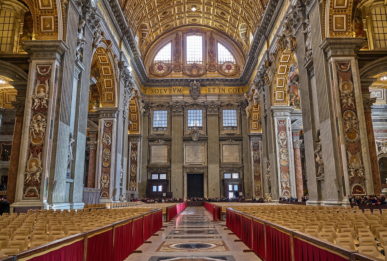 Affreschi e decorazioni ornate del soffitto di una delle gallerie dei Musei Vaticani, con colori vivaci e dettagli architettonici che mostrano l'incredibile patrimonio artistico conservato nelle sale vaticane