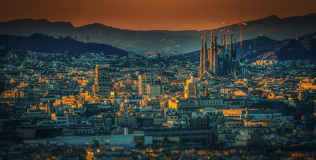 La Sagrada Familia di Barcellona al tramonto, con le sue iconiche torri che si stagliano contro il cielo arancione, capolavoro incompiuto di Antoni Gaudí e simbolo della città catalana